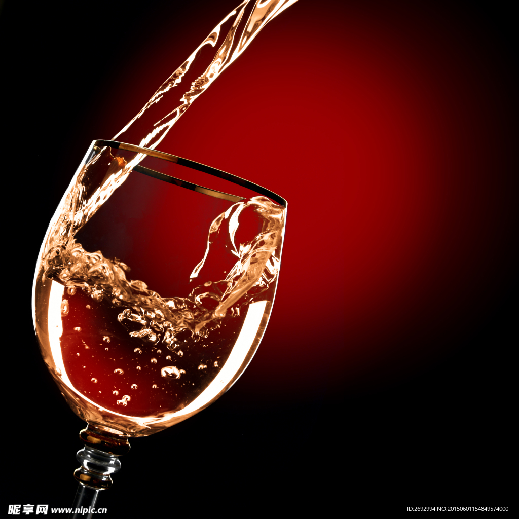 倒红酒