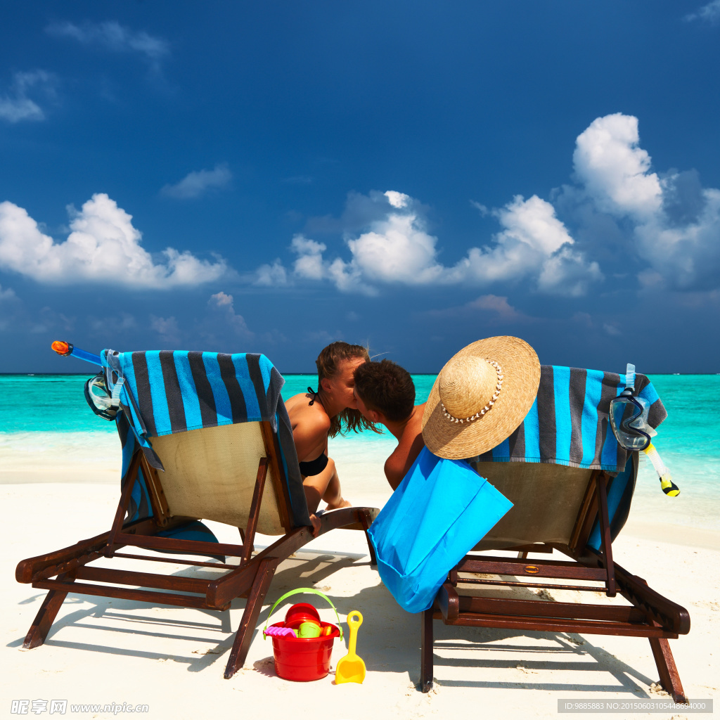白色的日光浴床米黄色雨伞使大海海滩. 封闭的Turquoise伞和白在海滩日光浴床. 意大利的海滩上。 库存照片 - 图片 包括有 手段, 椅子: 155846608