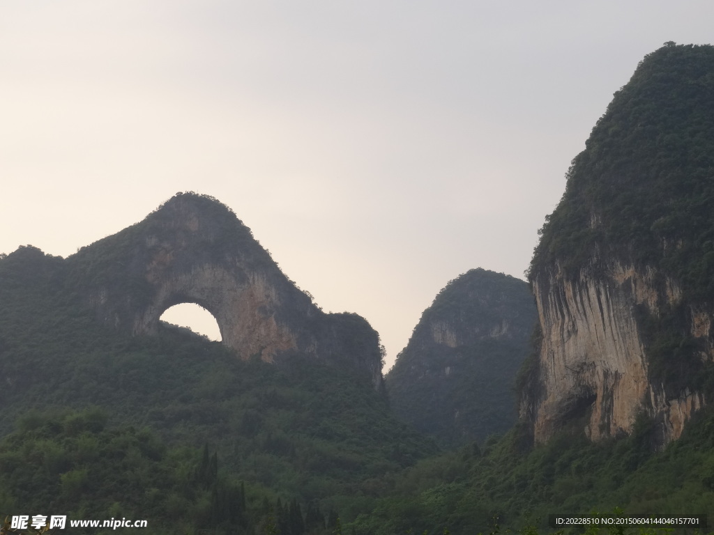 阳朔月亮山