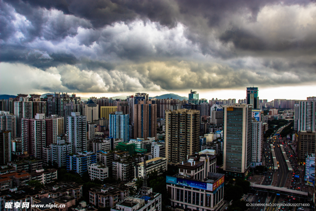 暴雨前的广州天河东路