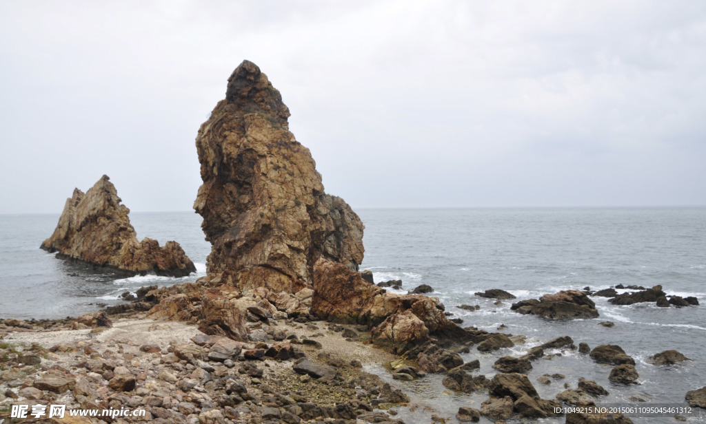 大连燕窝岭海边礁石