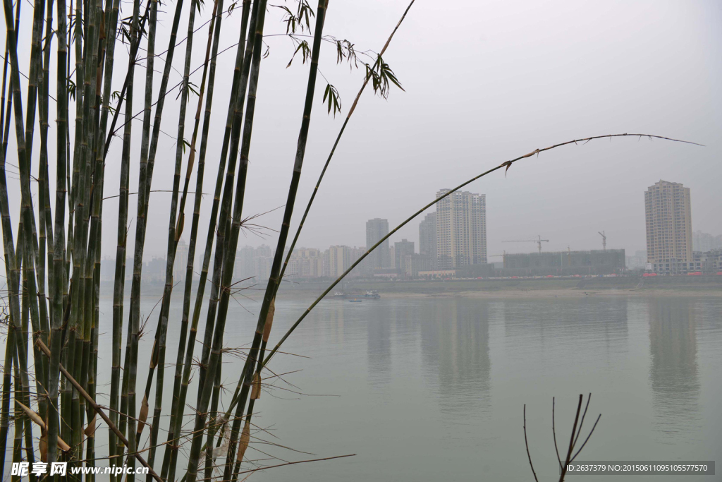 水雾笼罩的城市
