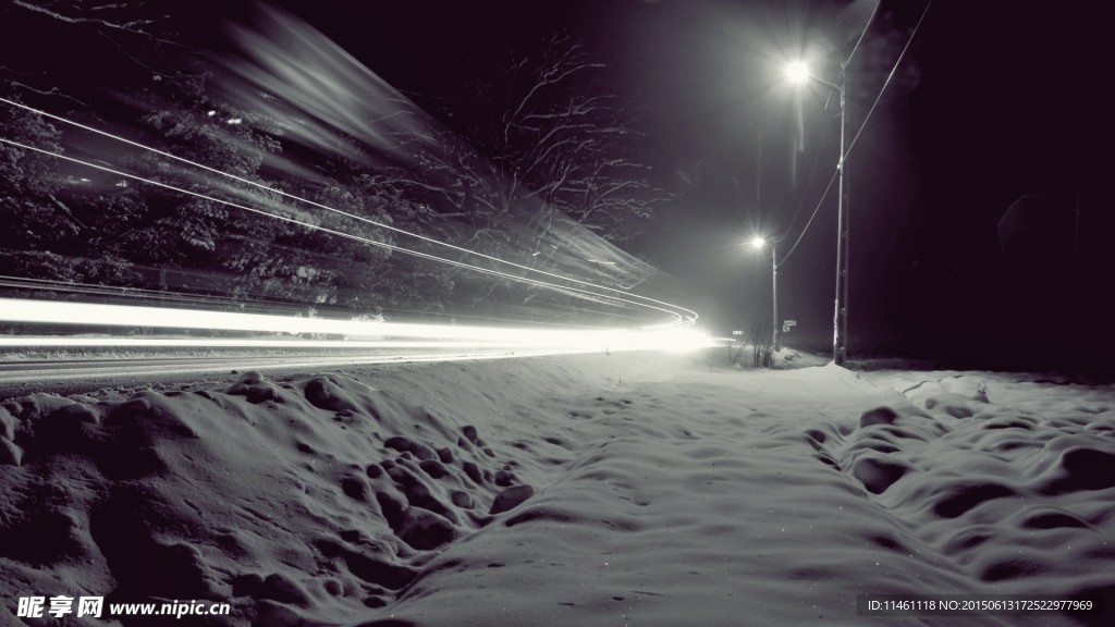 大雪过后的高速公路