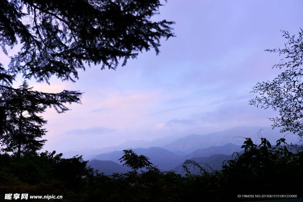 傍晚的山川