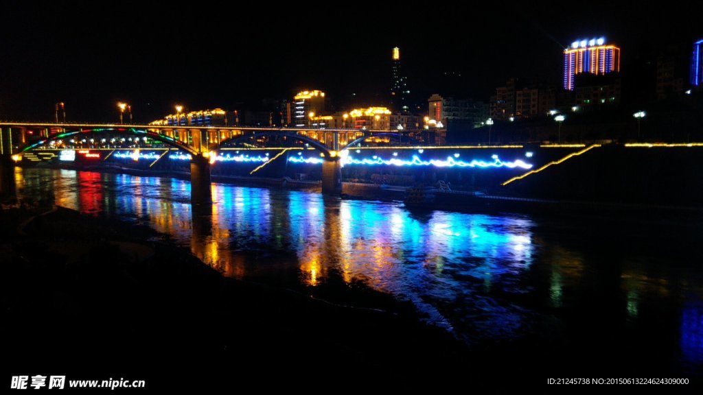 沿河夜景