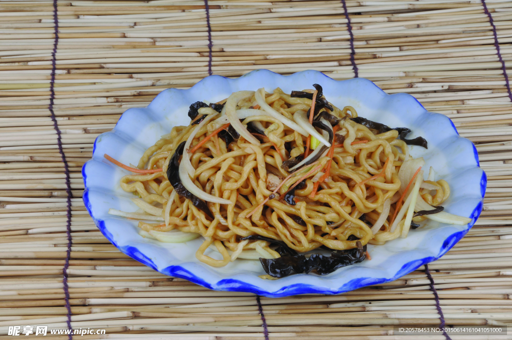 圆葱木耳炒面