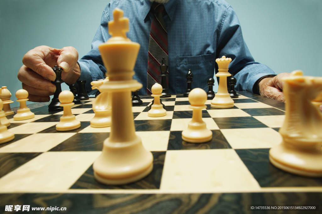 商务人士下棋