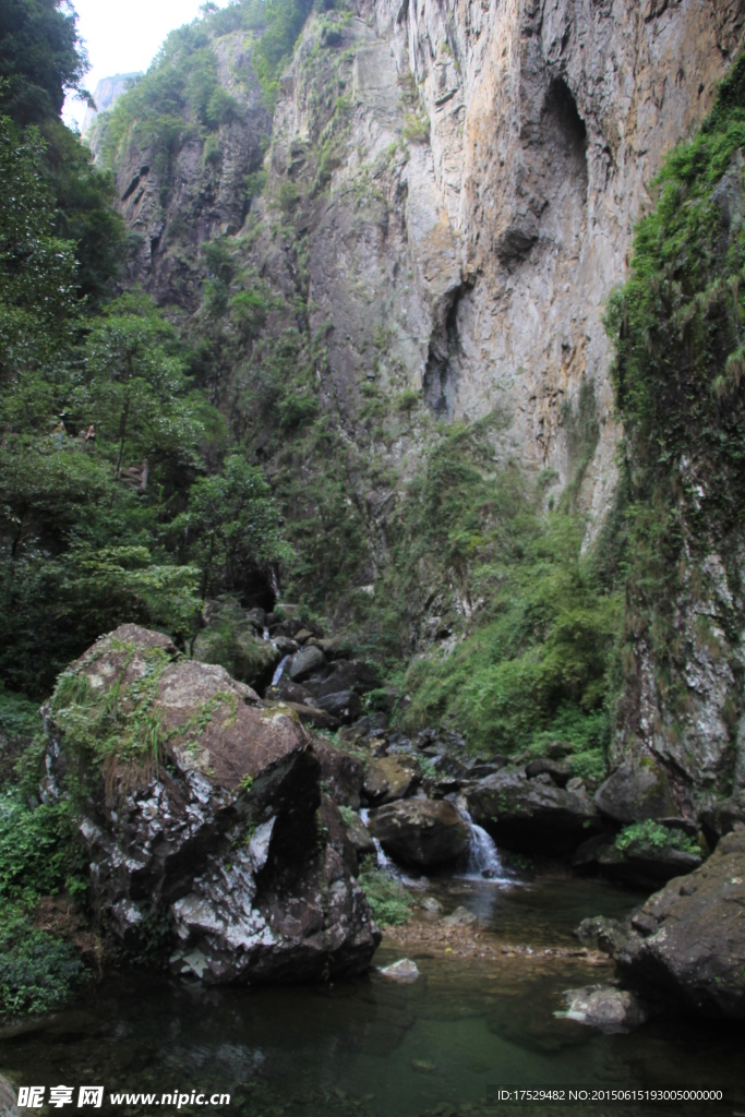 山谷溪水