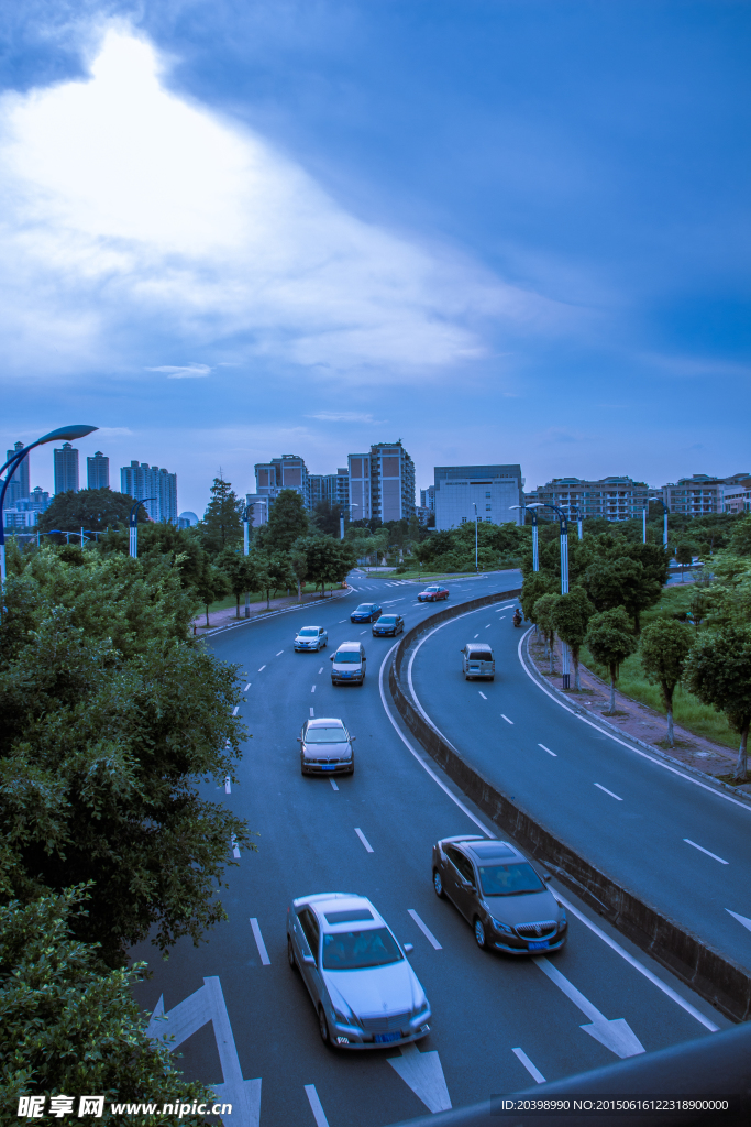 拐弯马路上的汽车