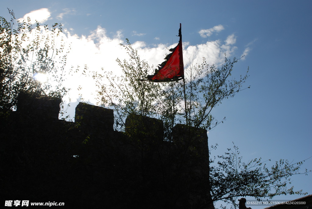 古城墙上的旗