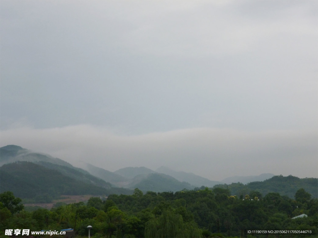 雨后山景