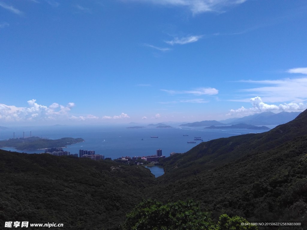 蓝天与山川