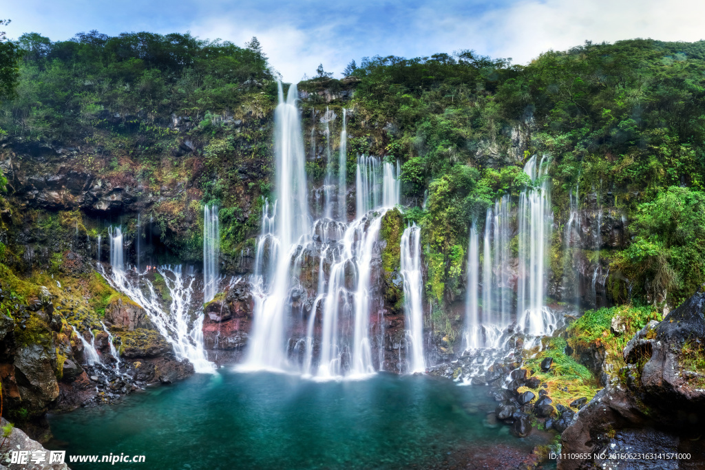 山水瀑布美景