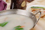 锅仔鸡汤珍菌鱼丸