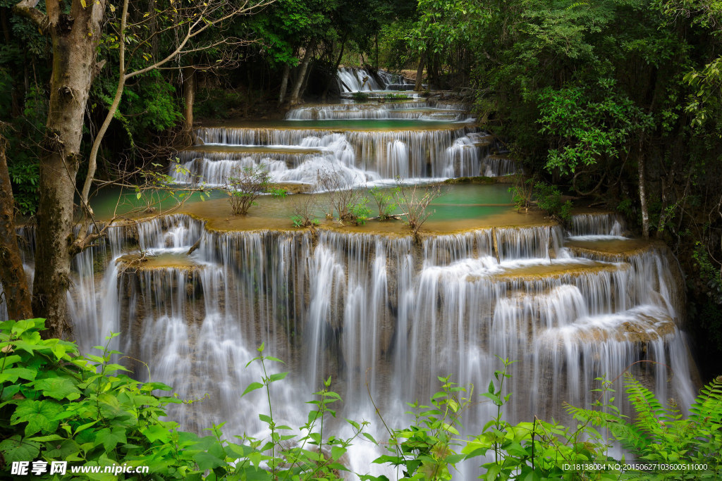 山中溪流