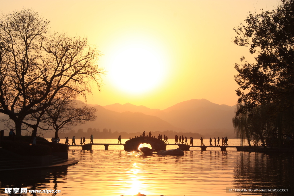 西湖两岸