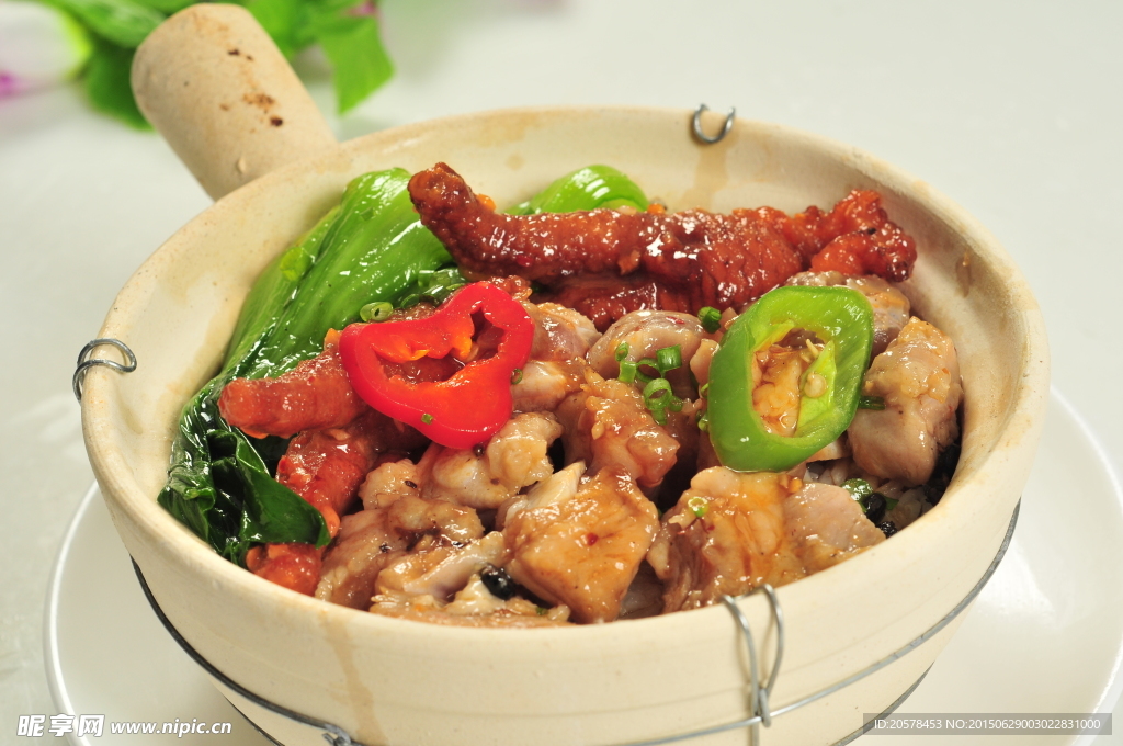 排骨凤爪煲仔饭
