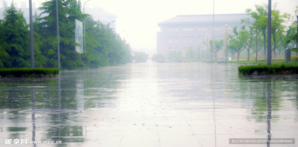 雨中校园