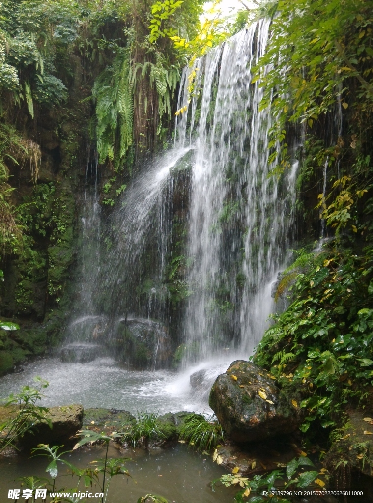 山水 瀑布