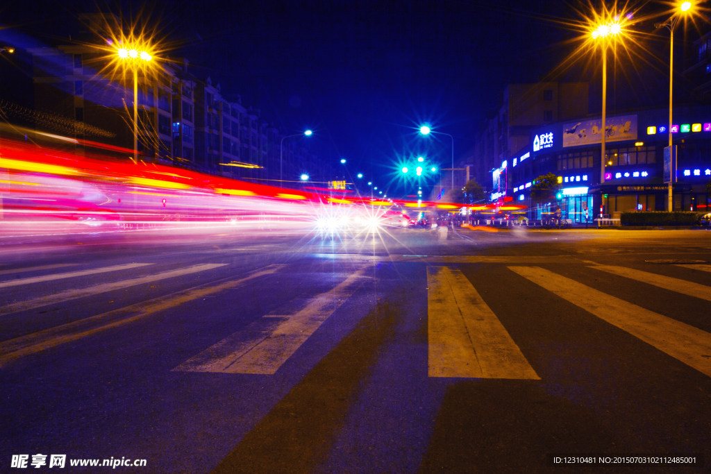 城市夜景 车灯轨迹