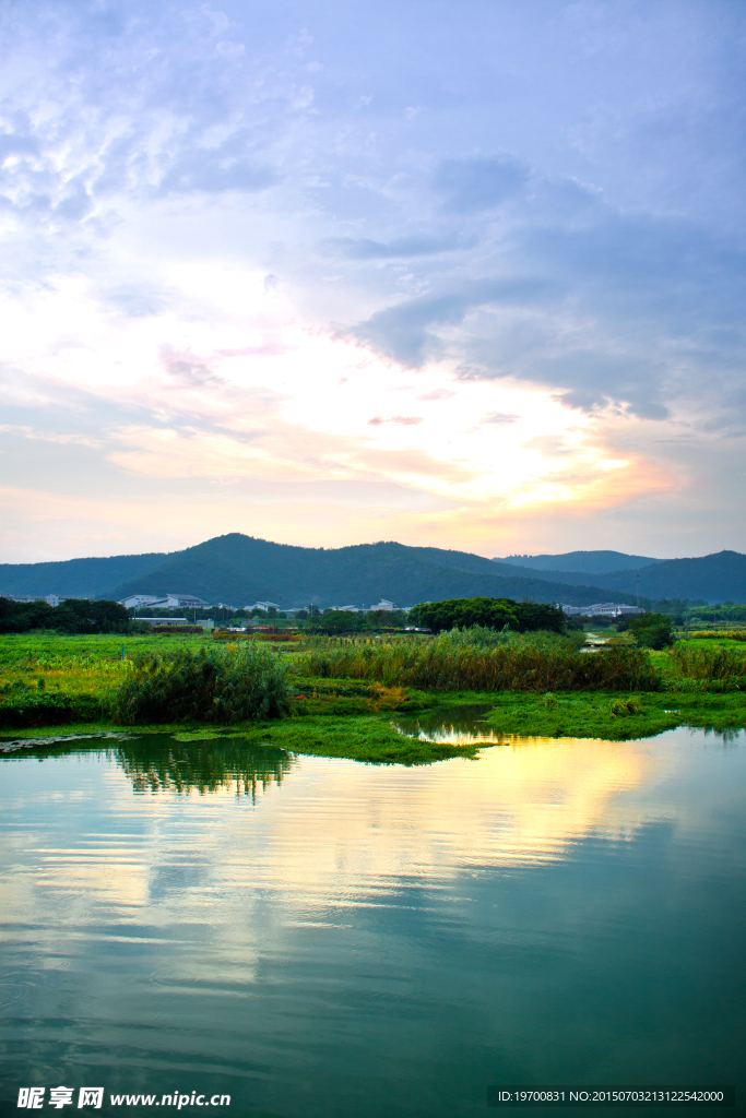 河边的夕阳