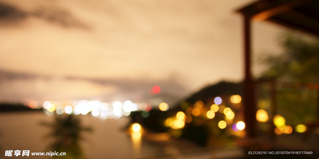 海边霓虹夜景