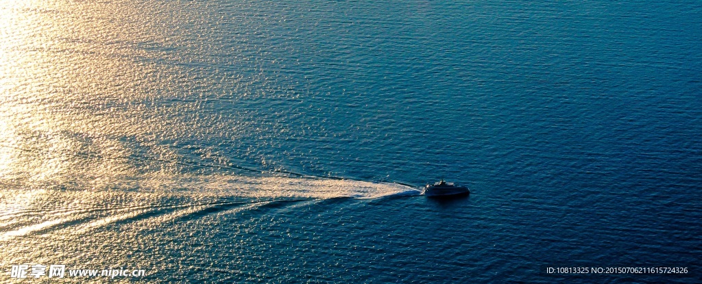 海上疾驰的小船