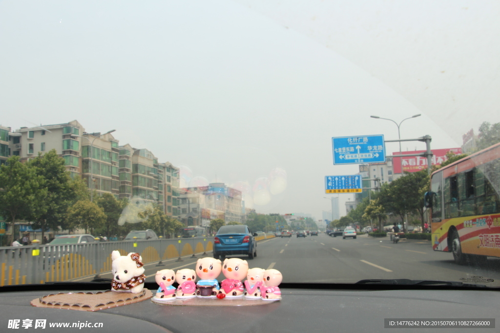 汽车窗前的城市