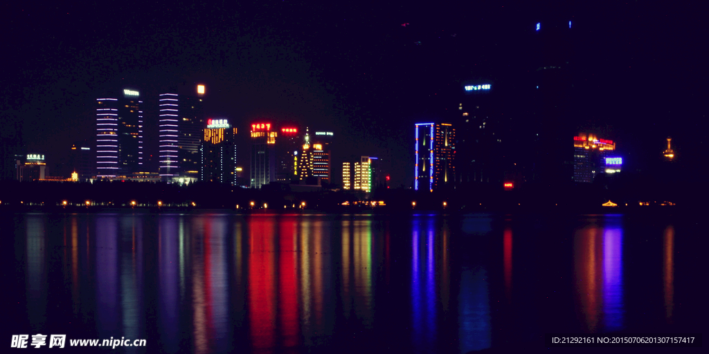城市湖边夜景
