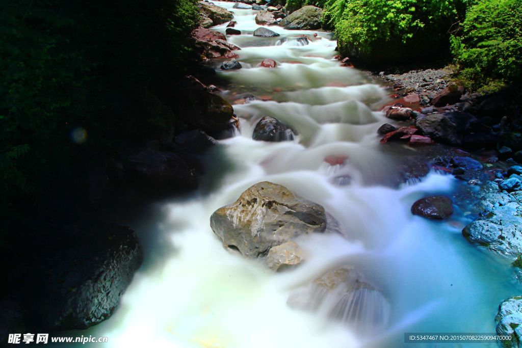 小溪流水