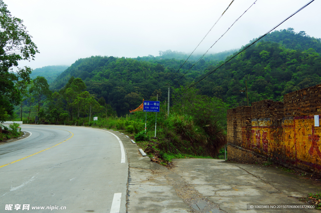 沿路烂尾楼