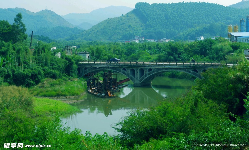 乡村山水 河溪破船