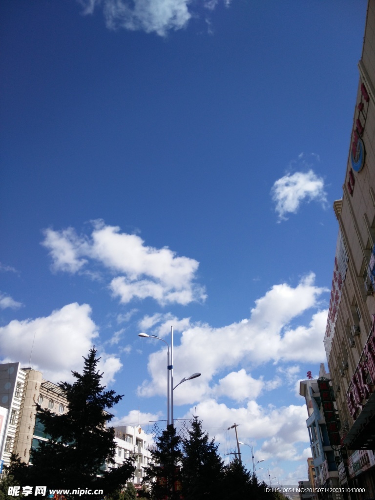蓝天白云 城市中