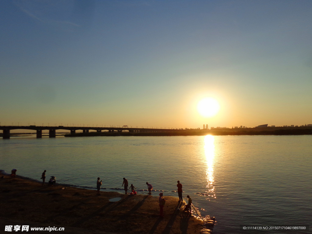 夕阳下的哈尔滨松花江畔
