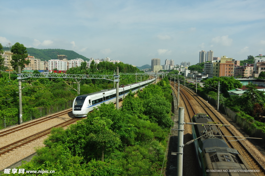 高速铁路 列车穿梭