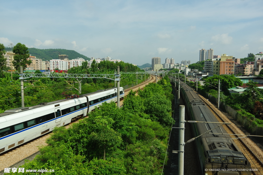 高速铁路 列车穿梭