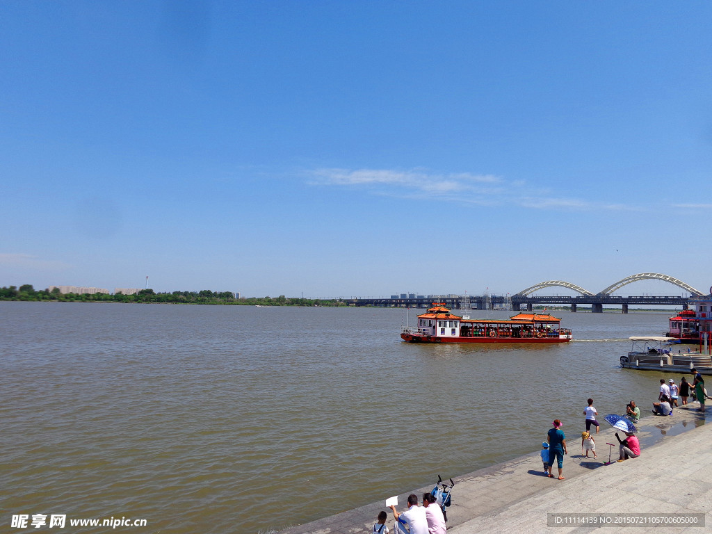 盛夏的哈尔滨松花江畔风景