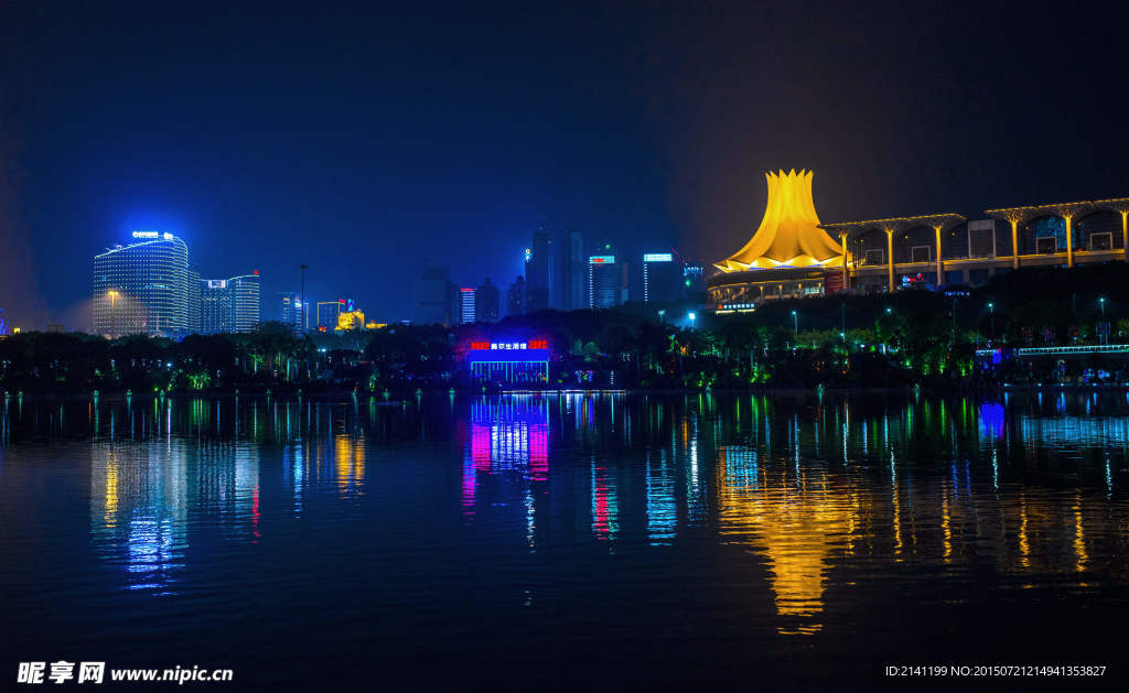 南宁民歌湖夜景