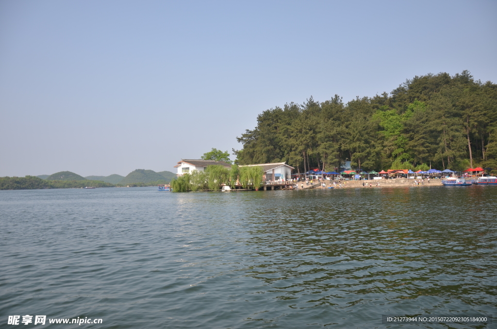 蓝天湖面