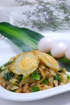 抱腌菜炒鸽蛋