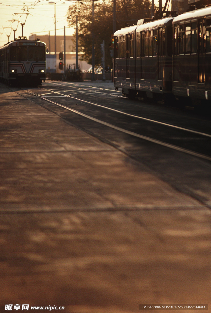 黄昏下的火车