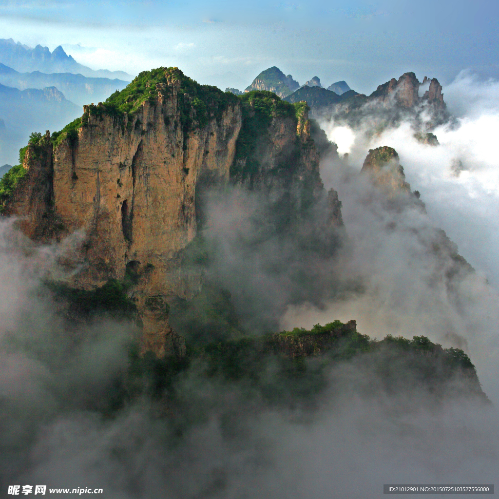 山峰挺拔