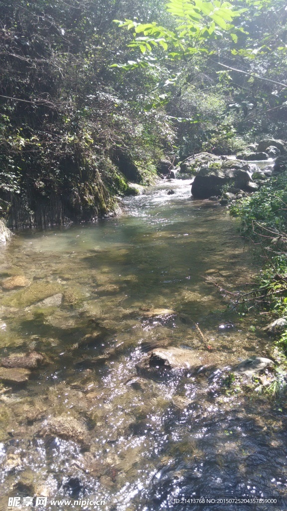 深谷小溪