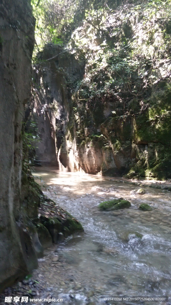 深谷小溪