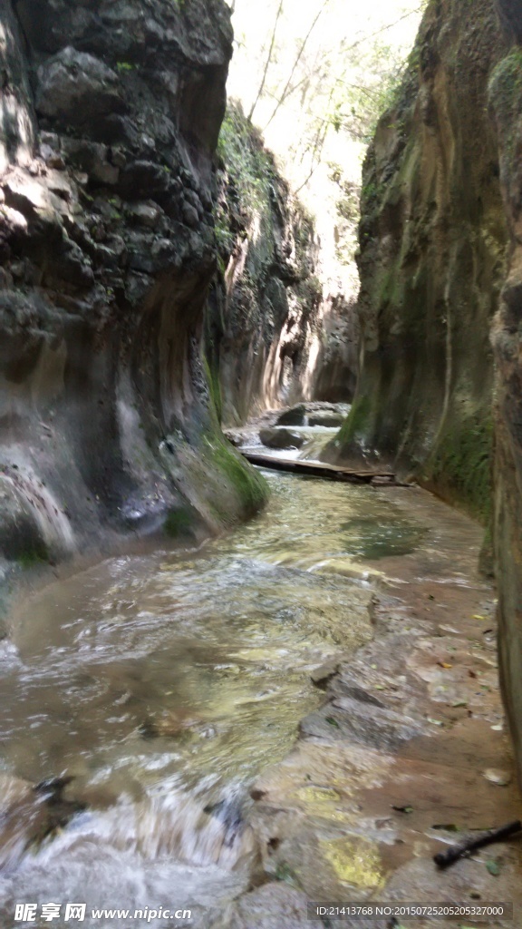 深谷小溪