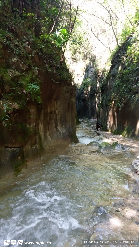 深谷小溪