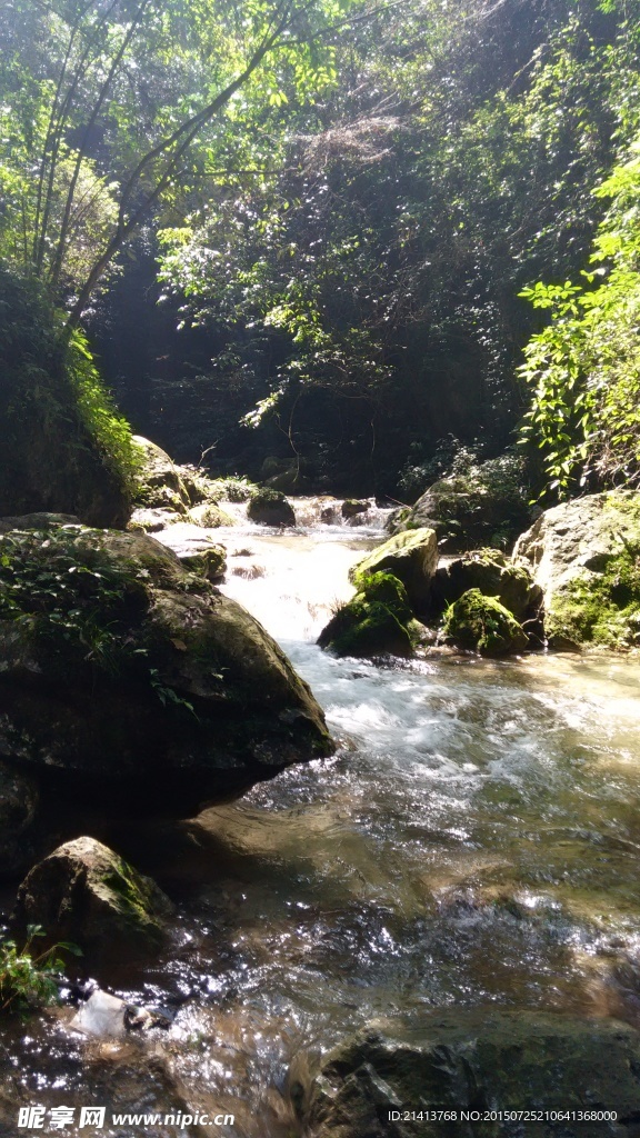 深谷小溪