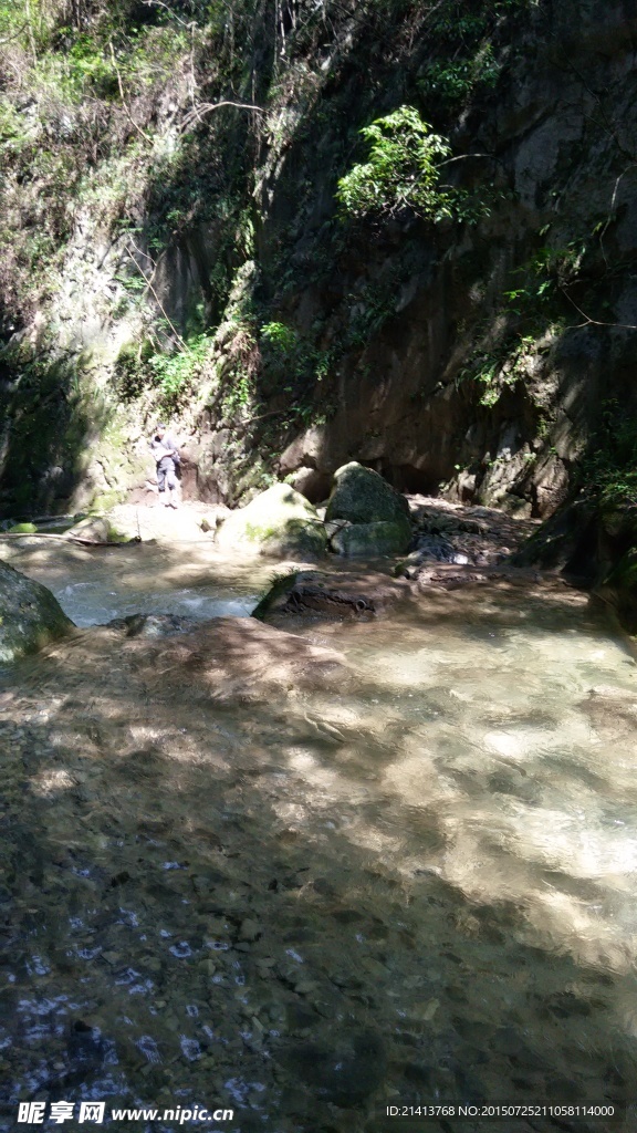 深谷小溪