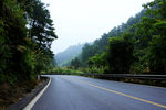 两边是山的公路