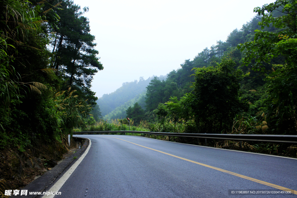 两边是山的公路